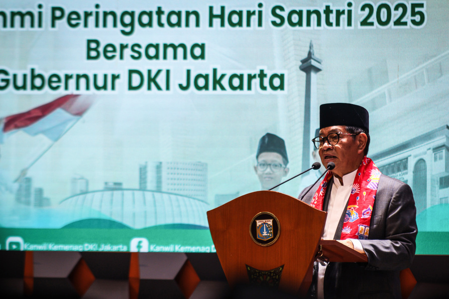 Gubernur DKI Jakarta Pramono Anung menyampaikan sambutan dalam Peringatan Hari Santri Nasional 2025 di Gedung Balai Agung, Balai Kota DKI Jakarta, Jakarta, Rabu (22/10/2025).