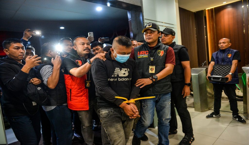 Petugas menggiring tersangka kasus dugaan penyekapan dan penganiayaan berat Taufik Hidayat (tengah) setibanya di Polda Jabar, Bandung, Jawa Barat, Selasa (23/6/2026).