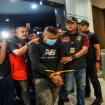 Petugas menggiring tersangka kasus dugaan penyekapan dan penganiayaan berat Taufik Hidayat (tengah) setibanya di Polda Jabar, Bandung, Jawa Barat, Selasa (23/6/2026).