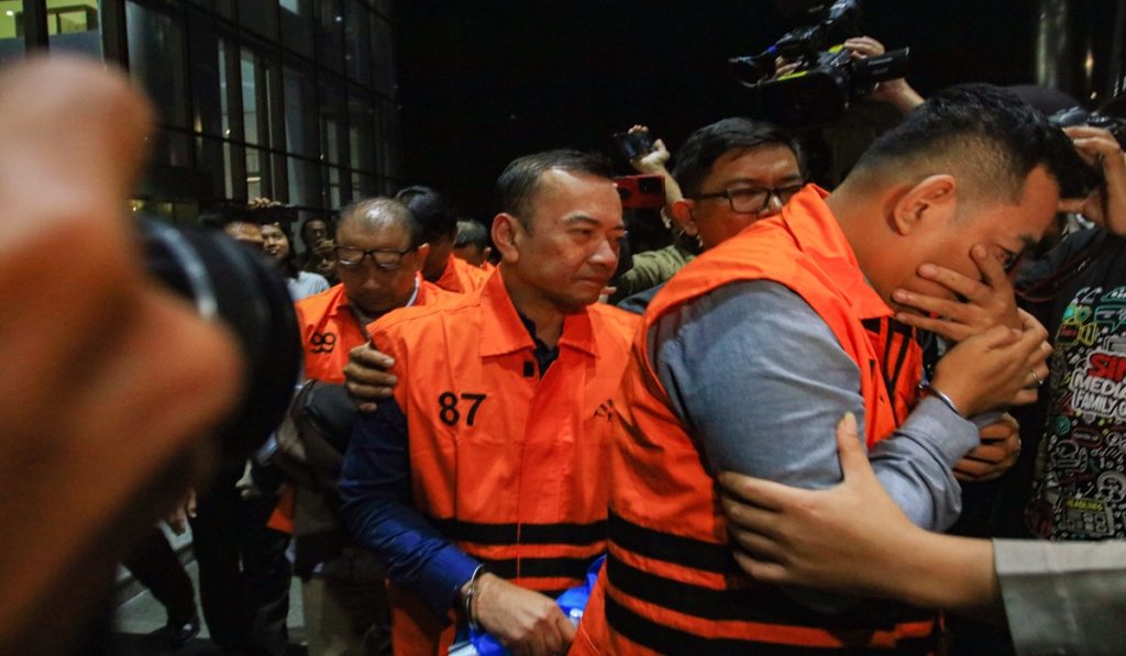 Tersangka kasus dugaan tindak pidana korupsi perkara suap importasi di Direktorat Jenderal Bea dan Cukai (DJBC), Orlando Hamongan (kanan), Rizal Fadillah (tengah) dan Sisprian Subiaksono (kiri) berjalan menggunakan rompi tahanan usai menjalani pemeriksaan di Gedung Merah Putih KPK, Jakarta, Jumat (6/2/2026).