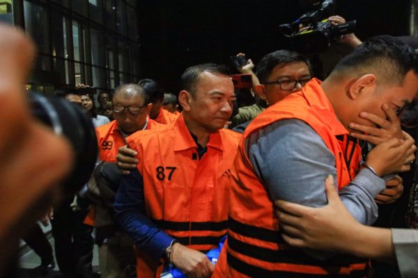 Tersangka kasus dugaan tindak pidana korupsi perkara suap importasi di Direktorat Jenderal Bea dan Cukai (DJBC), Orlando Hamongan (kanan), Rizal Fadillah (tengah) dan Sisprian Subiaksono (kiri) berjalan menggunakan rompi tahanan usai menjalani pemeriksaan di Gedung Merah Putih KPK, Jakarta, Jumat (6/2/2026).