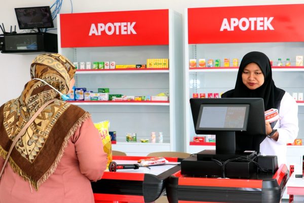 Pengurus melayani warga yang berbelanja produk sembako saat ujicoba operasional di Koperasi Desa Merah Putih (KDMP) Desa Pasirharjo Kecamatan Talun, Blitar, Jawa Timur, Selasa (2/6/2026).