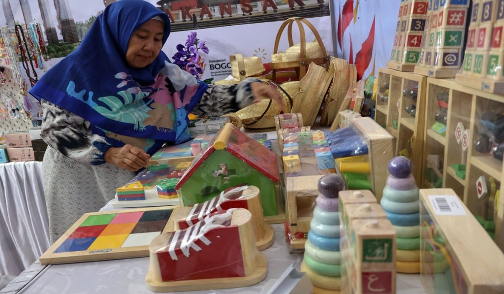 Pelaku UMKM menata produk kerajinan pada pameran UMKM Kabogorfest di Pakansari, Kabupaten Bogor, Jawa Barat, Senin (8/6/2026).