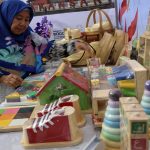 Pelaku UMKM menata produk kerajinan pada pameran UMKM Kabogorfest di Pakansari, Kabupaten Bogor, Jawa Barat, Senin (8/6/2026).