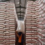 Pekerja memikul beras di Gudang Cabang Bulog Ciamis, Pamalayan, Kabupaten Ciamis, Jawa Barat.