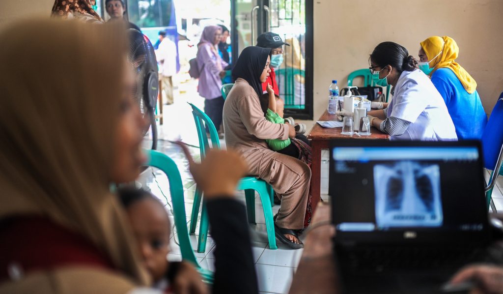 Sejumlah warga melakukan pemeriksaan kesehatan sebelum mengikuti skrining rontgen thorax saat layanan keliling deteksi Tuberkulosis di Kelurahan Karundang, Kota Serang, Banten, Senin (3/1/2025).