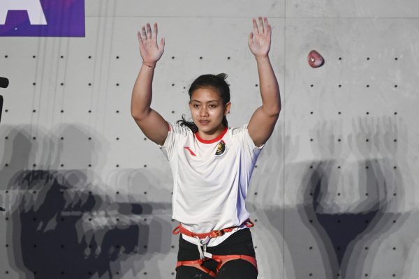 Atlet panjat tebing Indonesia Desak Made Rita Kusuma Dewi melakukan selebrasi usai menang melawan atlet China Lijuan Deng saat final speed putri Asian Games 2022 di Shaoxing Keqiao Yangshan Sport Climbing Centre, Shaoxing, China, Selasa (3/10/2023).