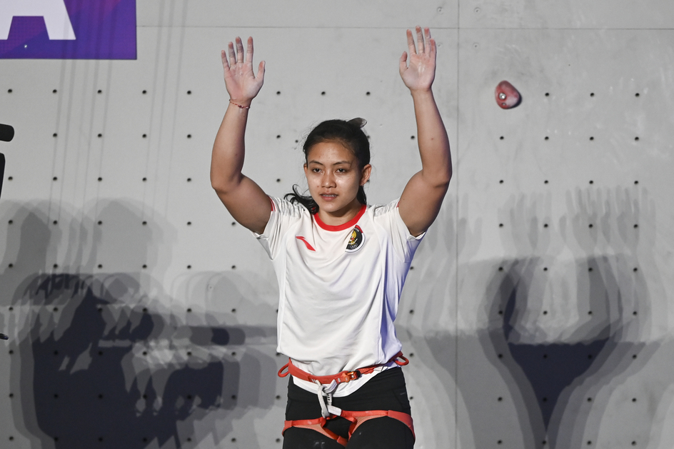Atlet panjat tebing Indonesia Desak Made Rita Kusuma Dewi melakukan selebrasi usai menang melawan atlet China Lijuan Deng saat final speed putri Asian Games 2022 di Shaoxing Keqiao Yangshan Sport Climbing Centre, Shaoxing, China, Selasa (3/10/2023).