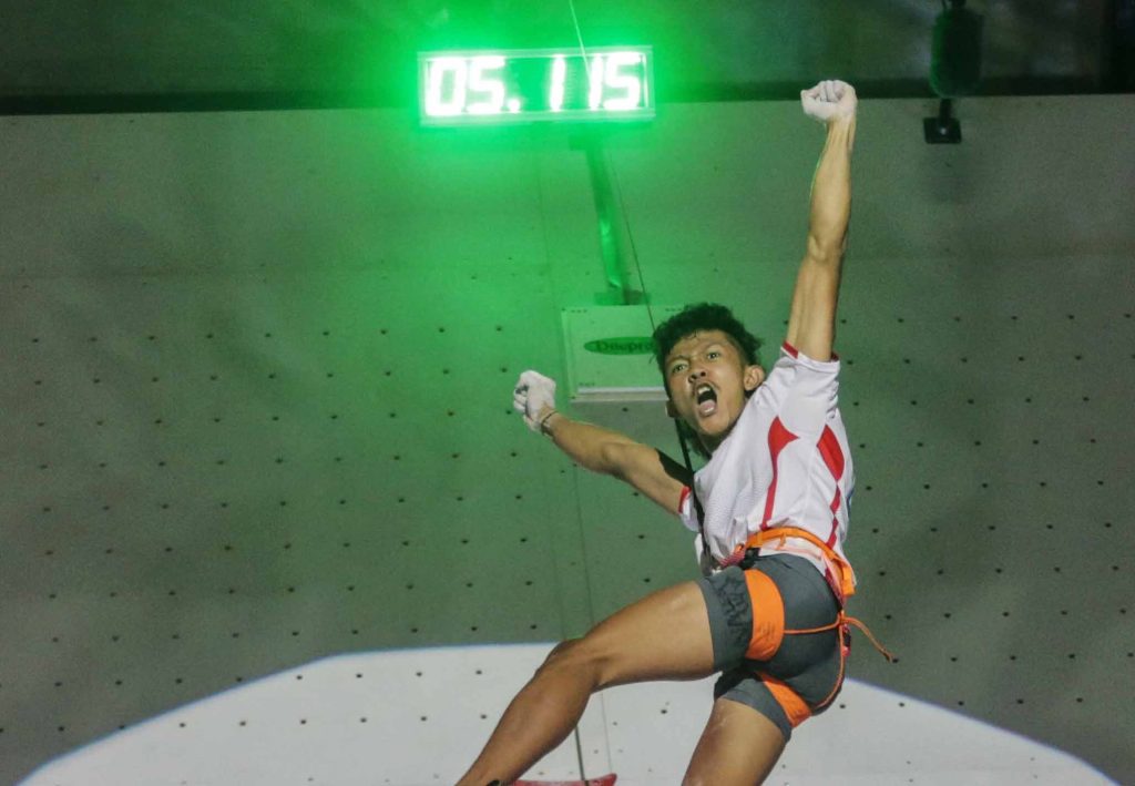 Altet panjat tebing Indonesia Raharjati Nursamsa melakukan selebrasi usai menang atas atlet panjat tebing Cina Xinshang Wang pada final nomor speed Kejuaraan Dunia Panjat Tebing di kawasan Gelora Bung Karno, Jakarta, Minggu (7/5/2023)