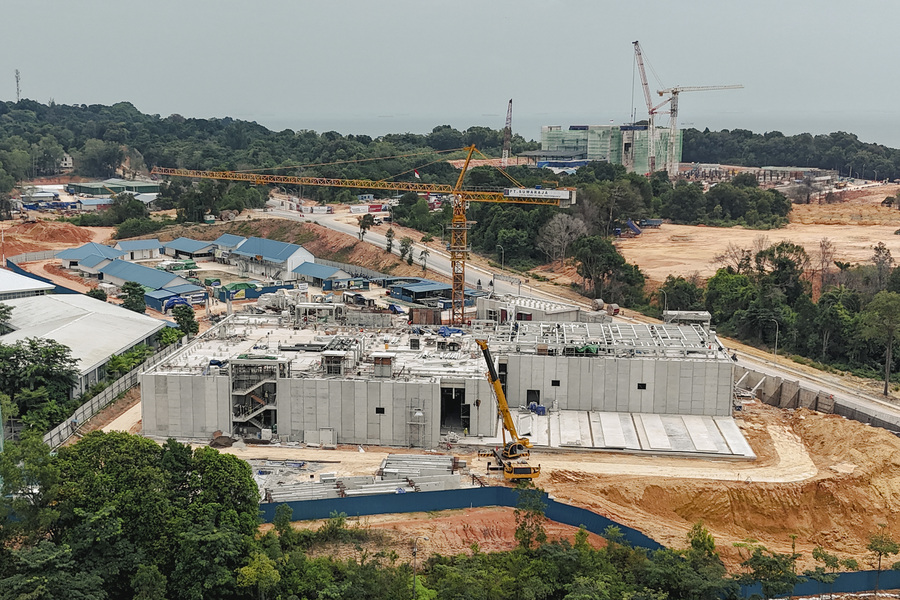 Foto udara pembangunan data center di Kawasan Ekonomi Khusus (KEK) Nongsa Digital Park, Batam, Kepulauan Riau, Kamis (29/8/2024).