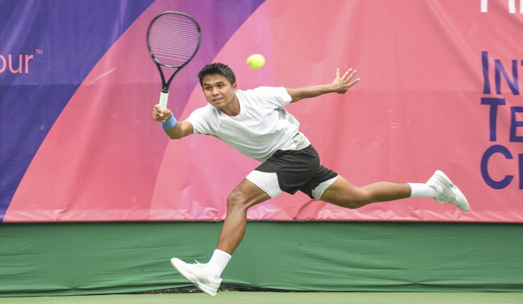 Petenis M Rifqi Fitriadi berusaha mengembalikan bola ke petenis Korea Selatan Ji Hoon Son pada babak 32 besar Medco Energi International Tennis Championships 2022 ITF Mens World Tennis Tour M25 di lapangan The Sultan Hotel & Residence, Jakarta, Selasa (25/10/2022).