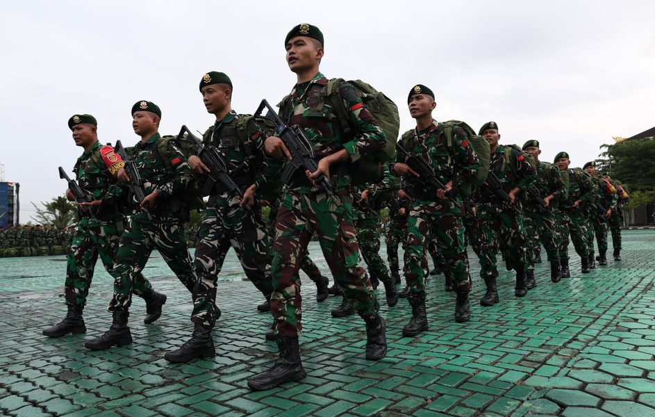 Sejumlah personel Yonarhanud 1/PBC/1 Kostrad berbaris usai mengikuti upacara pelepasan Satgas Pamtas RI-Malaysia di Kodam XII/Tanjungpura, Sungai Raya, Kabupaten Kubu Raya, Kalimantan Barat, Senin (6/7/2026).