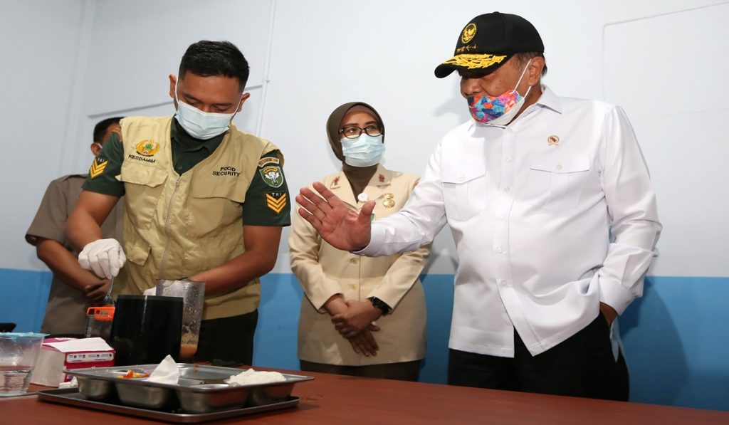 Menteri Koordinator Bidang Politik dan Keamanan (Menko Polkam) Djamari Chaniago (kanan) menyaksikan petugas menguji dan memeriksa Makanan Bergizi Gratis (MBG) di dapur Satuan Pelayanan Pemenuhan Gizi (SPPG) Kodam Iskandar Muda, Banda Aceh, Aceh, Kamis (27/
